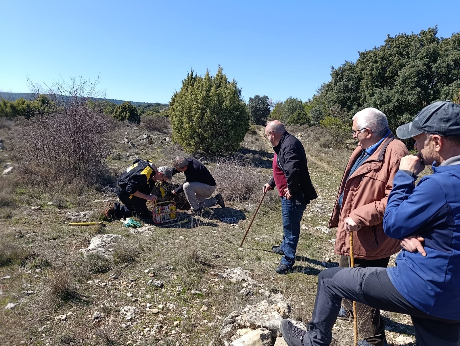 Salinas del Manzano, escenario de una nueva jornada de señalización de senderos homologados